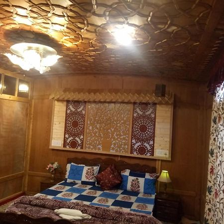 House Boat New Manora Bed & Breakfast Srinagar  Bagian luar foto
