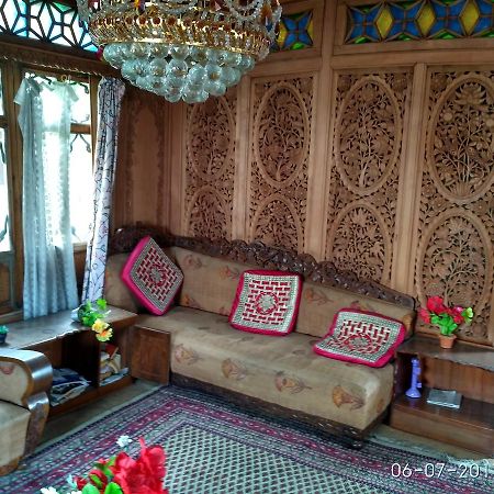 House Boat New Manora Bed & Breakfast Srinagar  Bagian luar foto