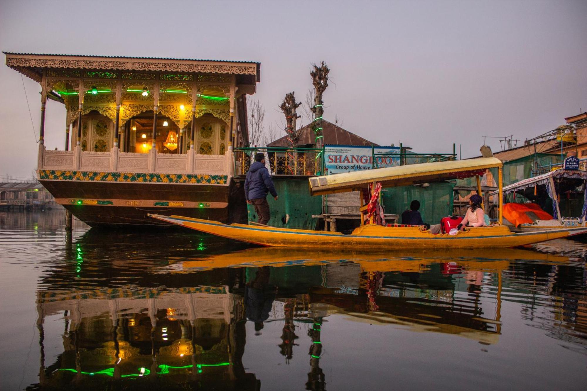 House Boat New Manora Bed & Breakfast Srinagar  Bagian luar foto