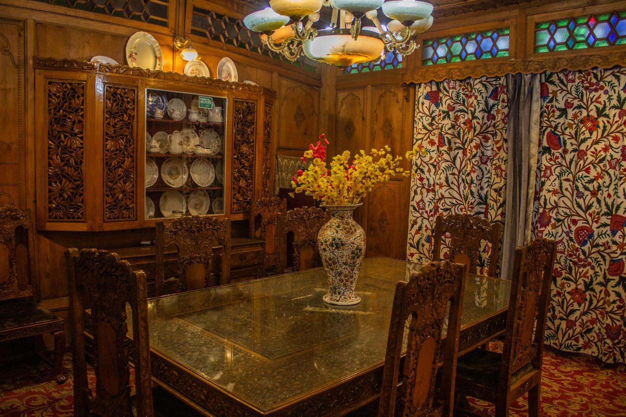 House Boat New Manora Bed & Breakfast Srinagar  Bagian luar foto