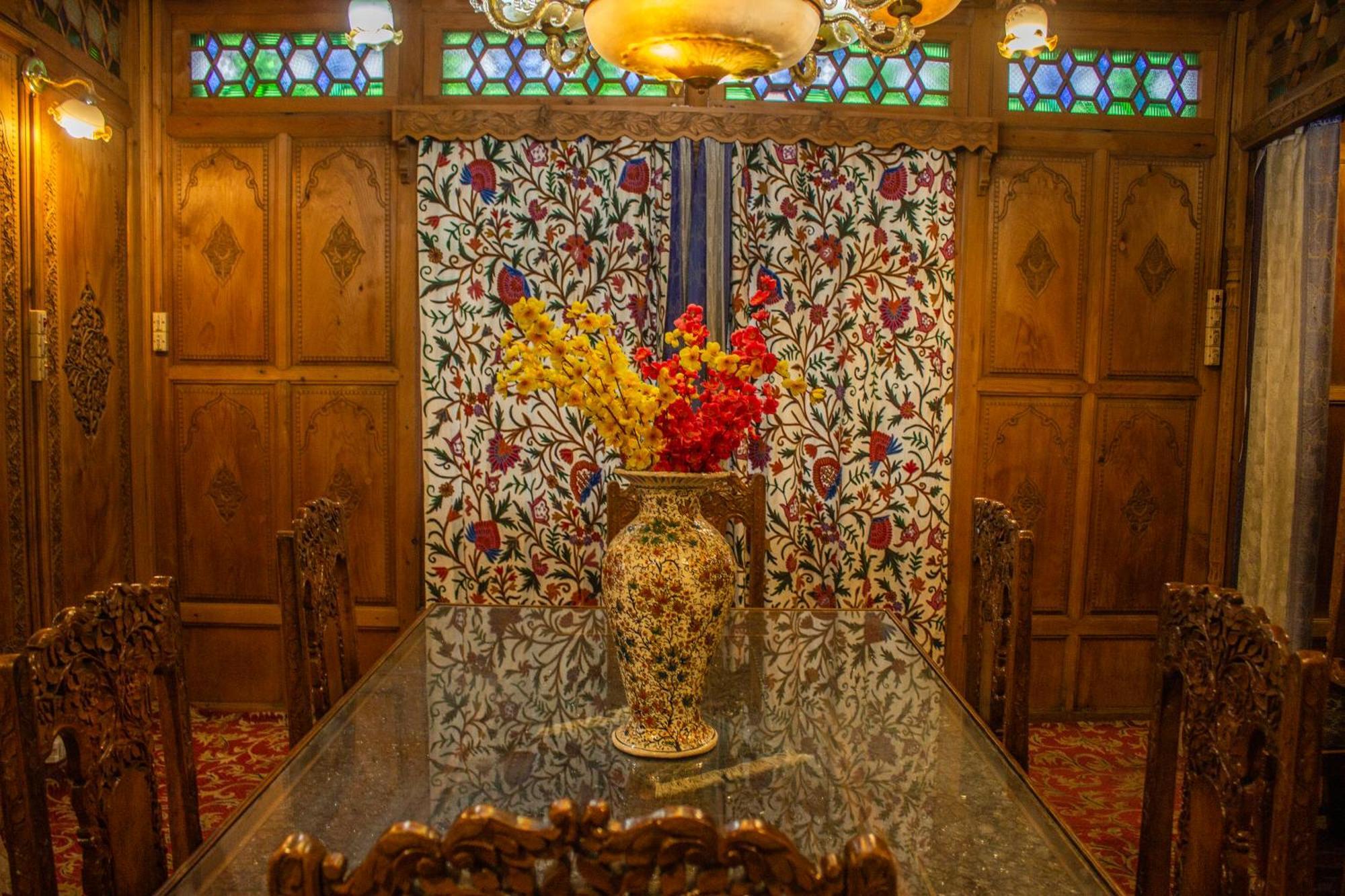 House Boat New Manora Bed & Breakfast Srinagar  Bagian luar foto
