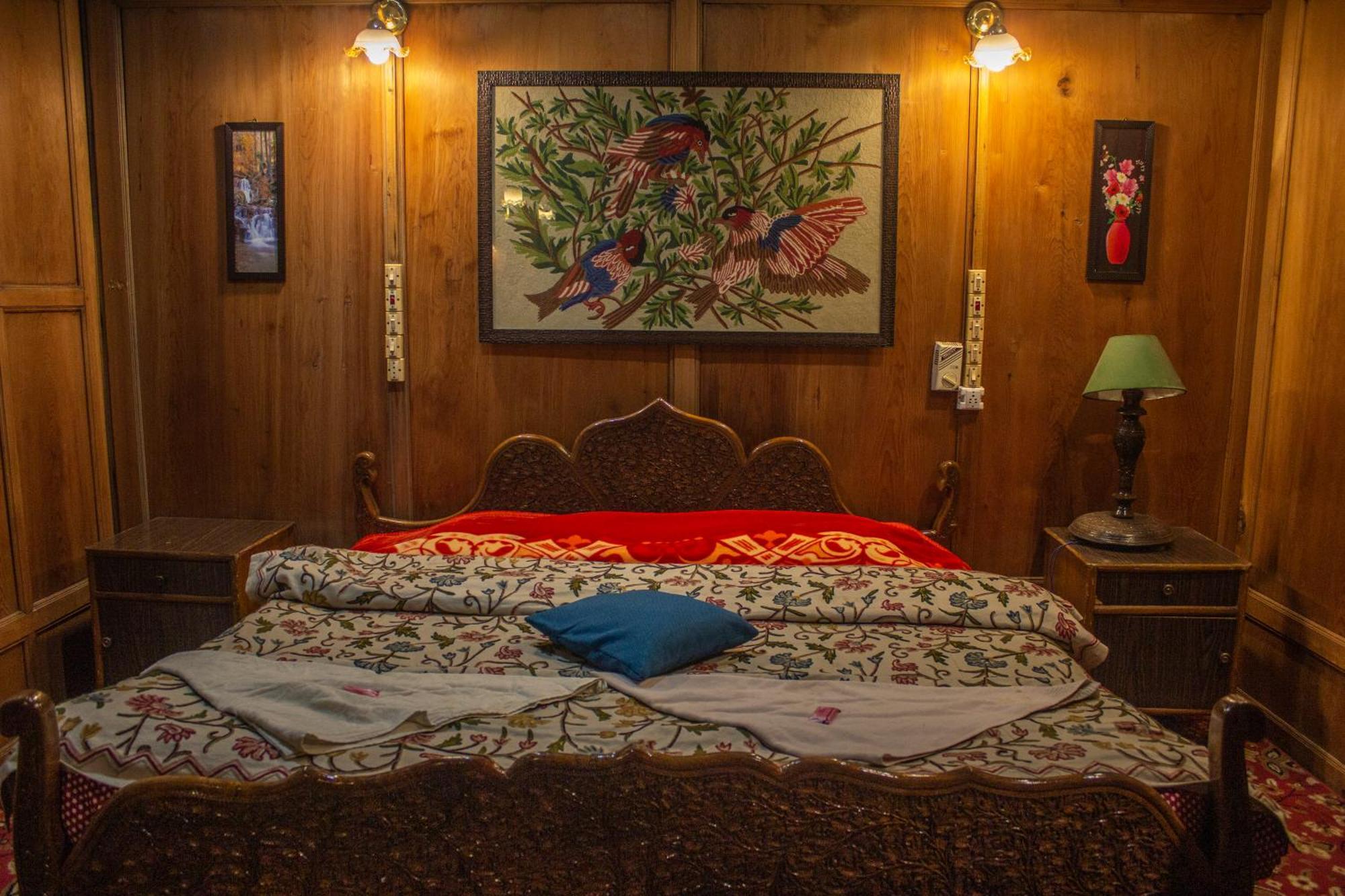House Boat New Manora Bed & Breakfast Srinagar  Bagian luar foto