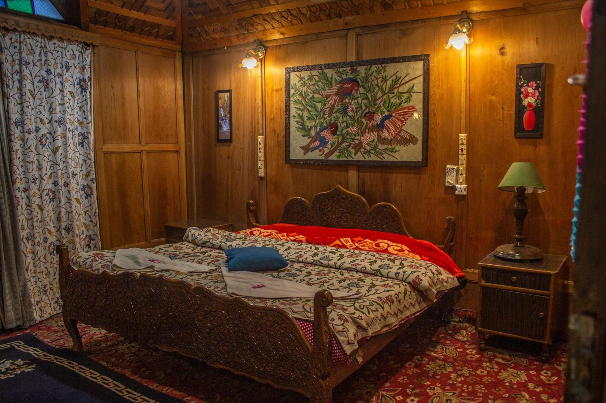 House Boat New Manora Bed & Breakfast Srinagar  Bagian luar foto