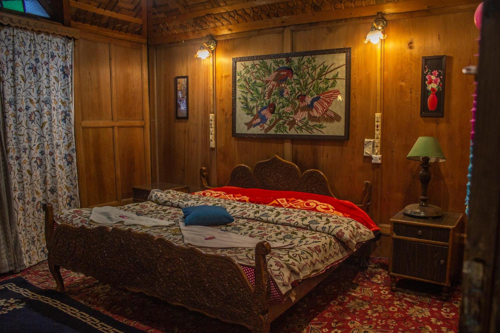House Boat New Manora Bed & Breakfast Srinagar  Bagian luar foto