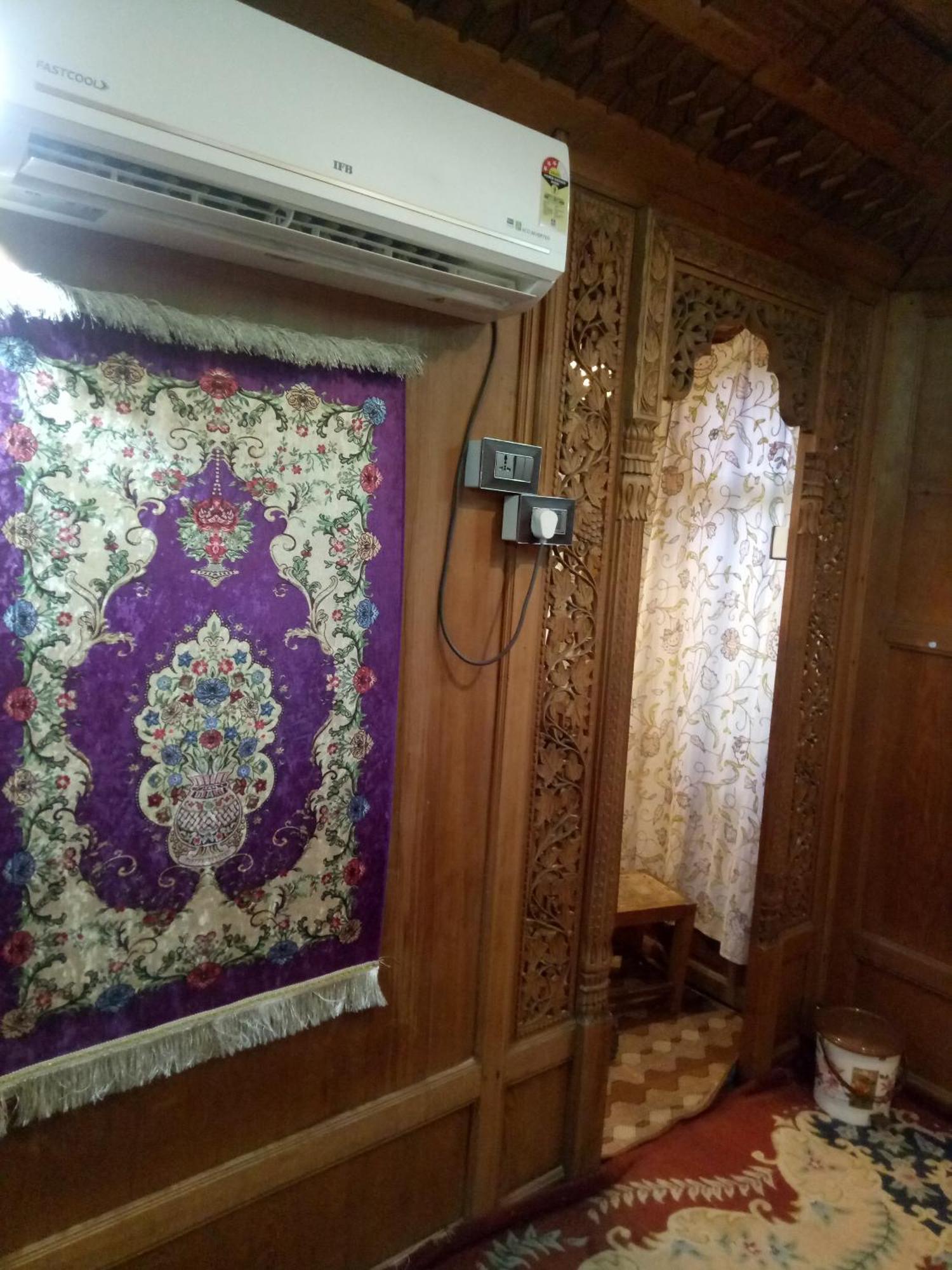House Boat New Manora Bed & Breakfast Srinagar  Bagian luar foto