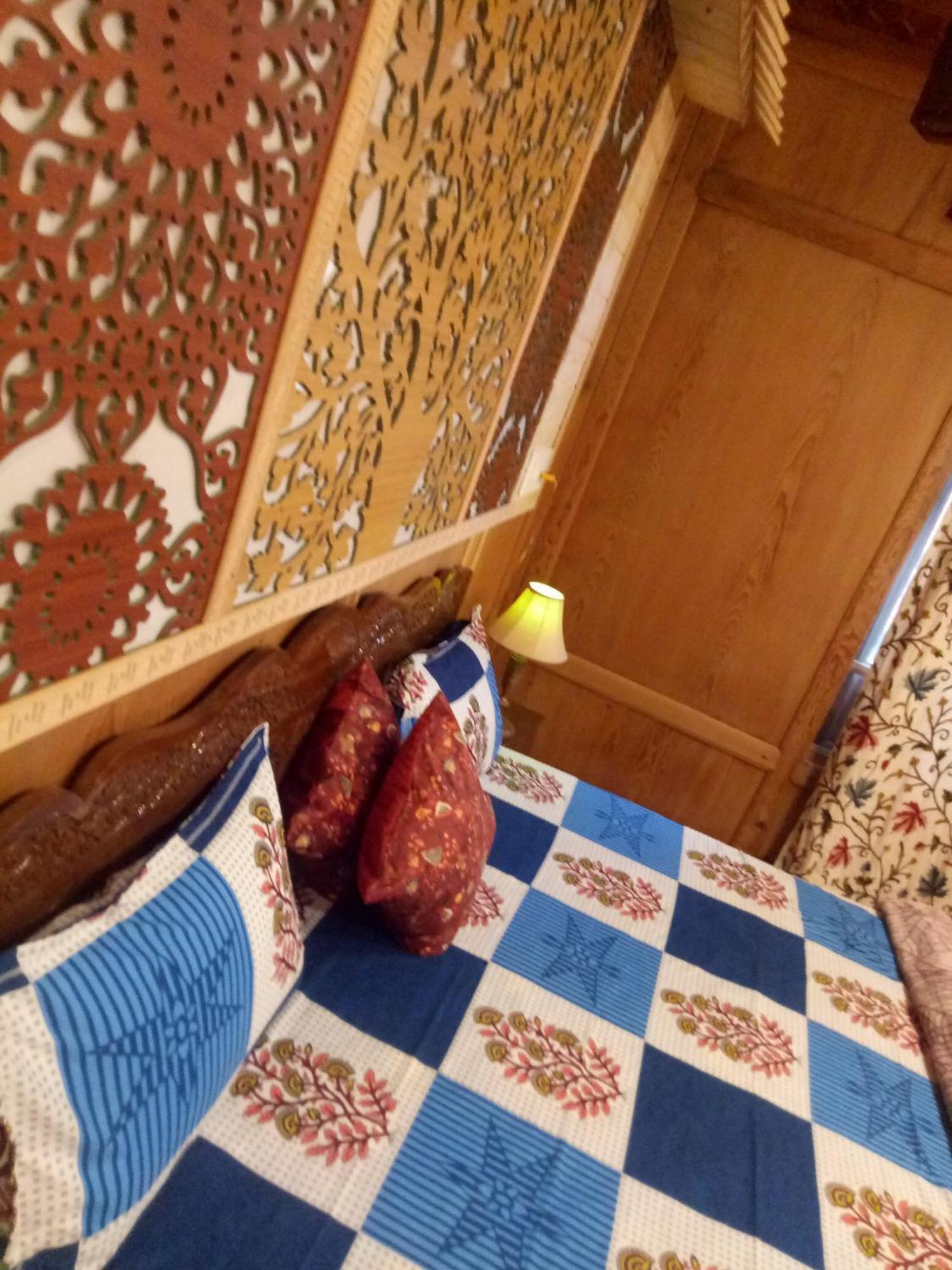 House Boat New Manora Bed & Breakfast Srinagar  Bagian luar foto