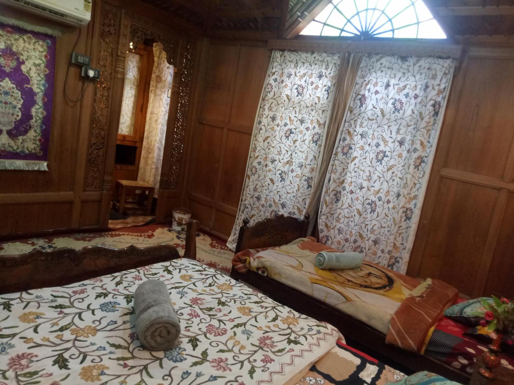 House Boat New Manora Bed & Breakfast Srinagar  Bagian luar foto