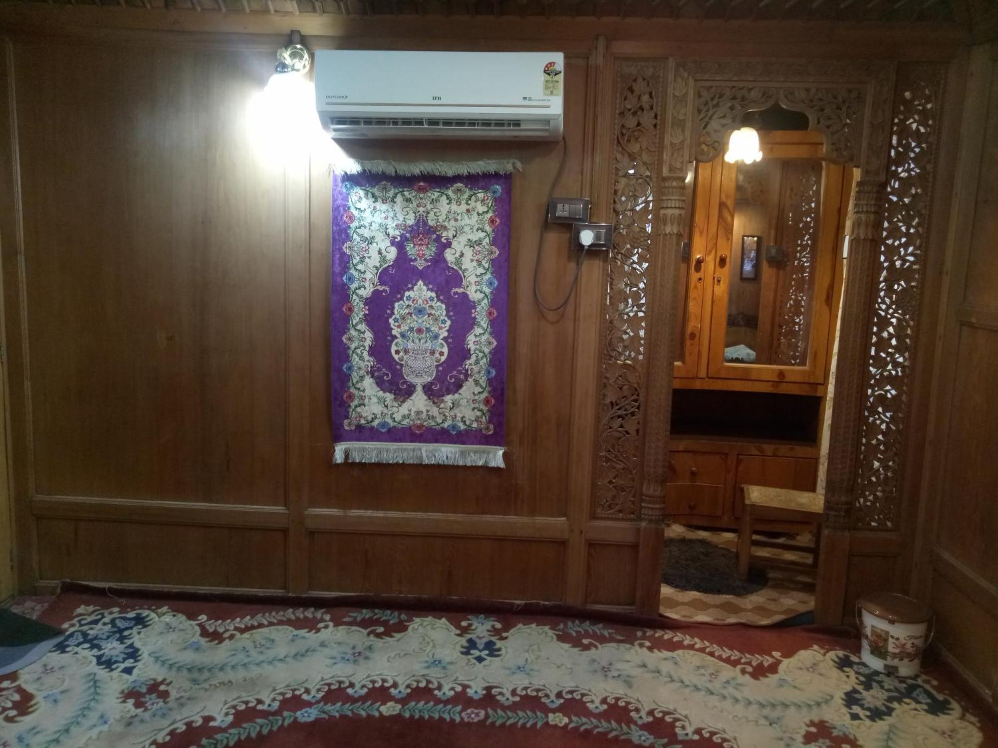House Boat New Manora Bed & Breakfast Srinagar  Bagian luar foto