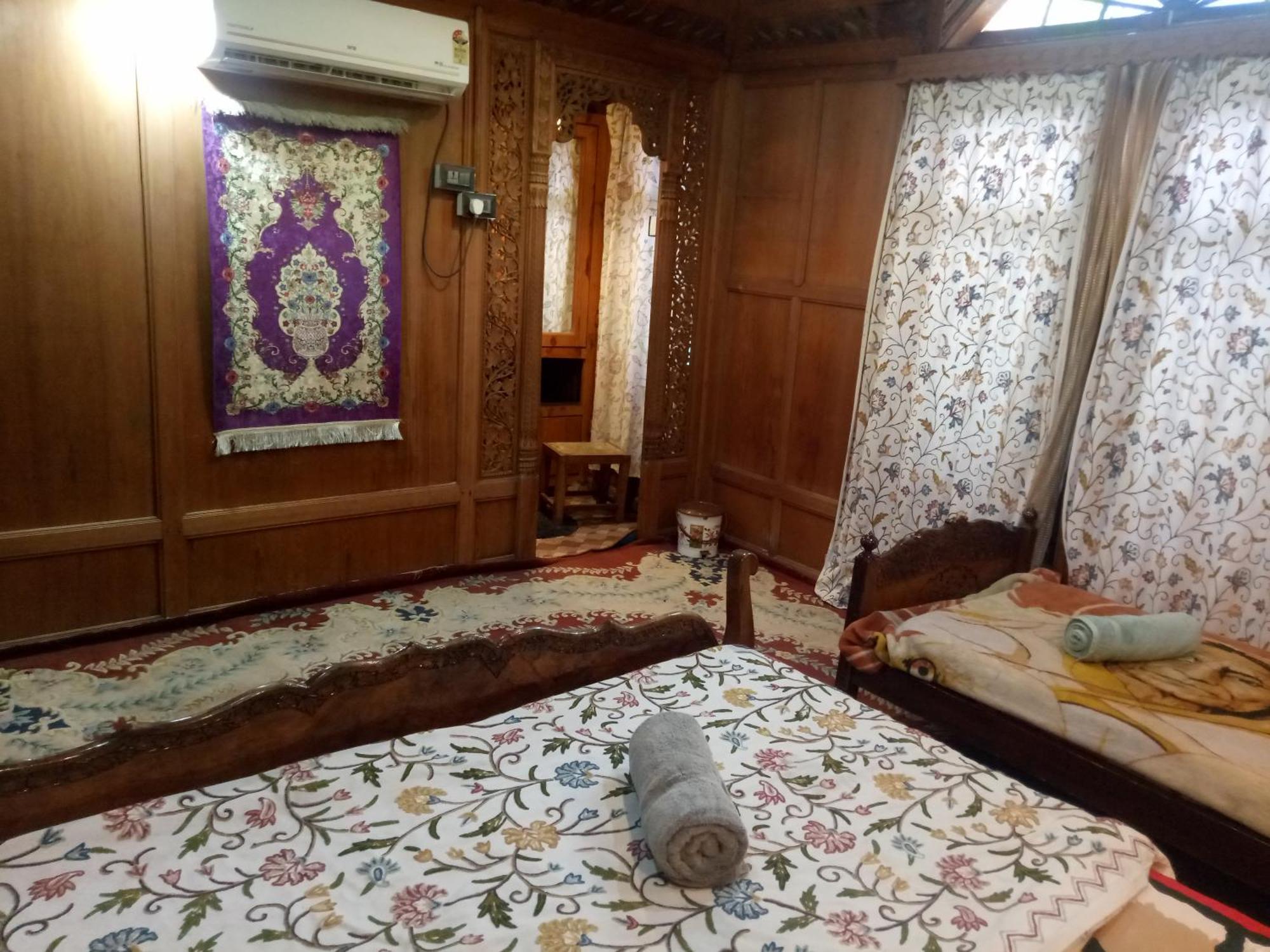 House Boat New Manora Bed & Breakfast Srinagar  Bagian luar foto