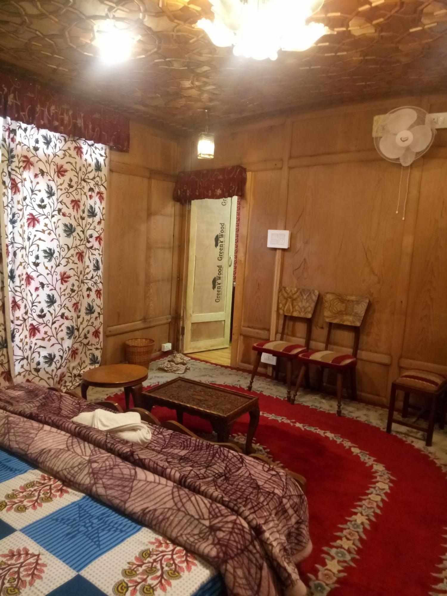 House Boat New Manora Bed & Breakfast Srinagar  Bagian luar foto