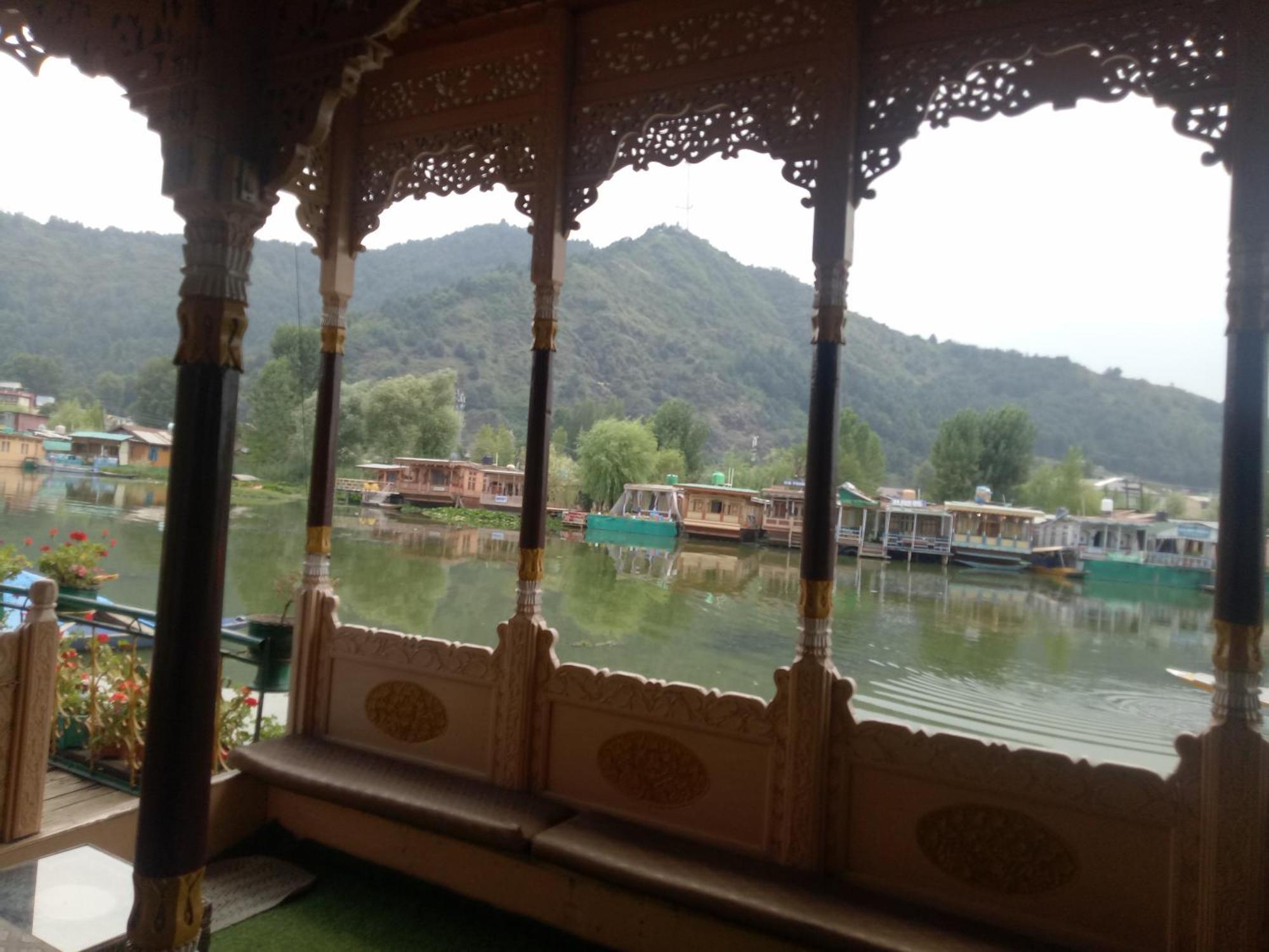 House Boat New Manora Bed & Breakfast Srinagar  Bagian luar foto