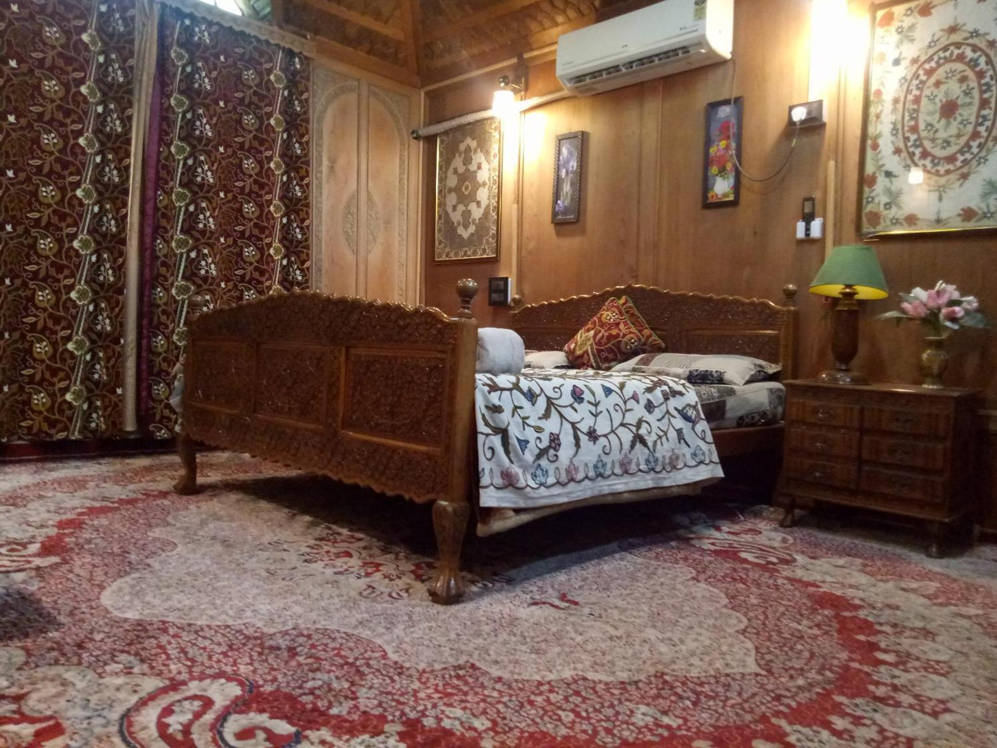 House Boat New Manora Bed & Breakfast Srinagar  Bagian luar foto