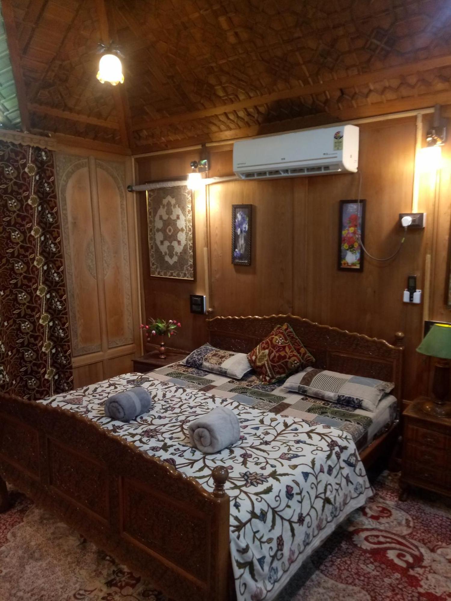 House Boat New Manora Bed & Breakfast Srinagar  Bagian luar foto