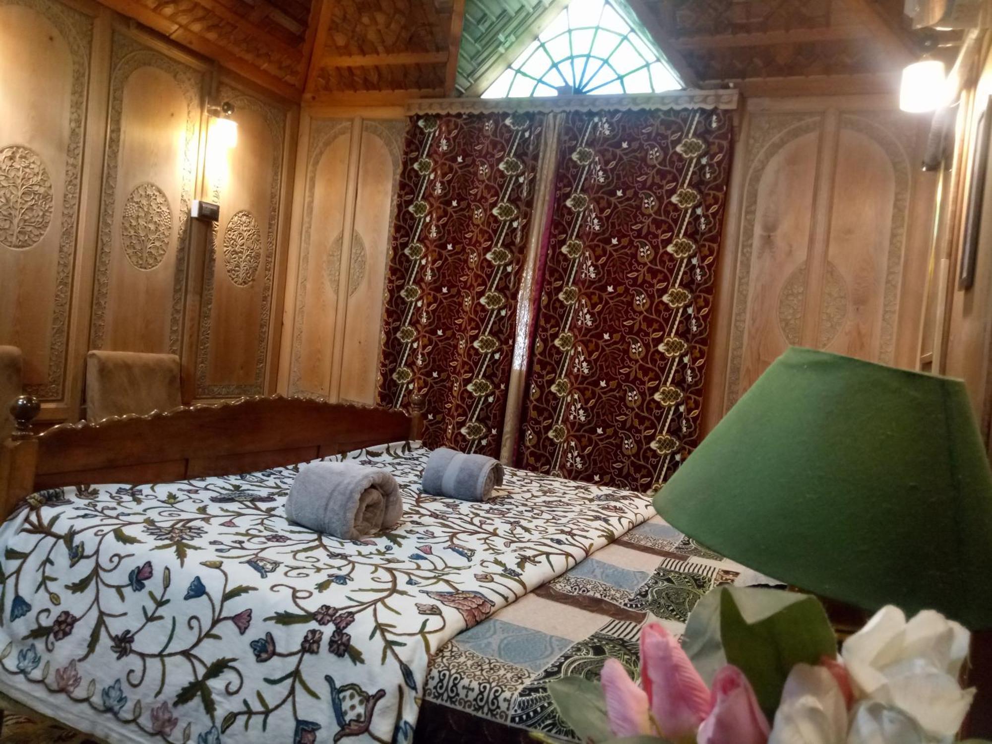 House Boat New Manora Bed & Breakfast Srinagar  Bagian luar foto