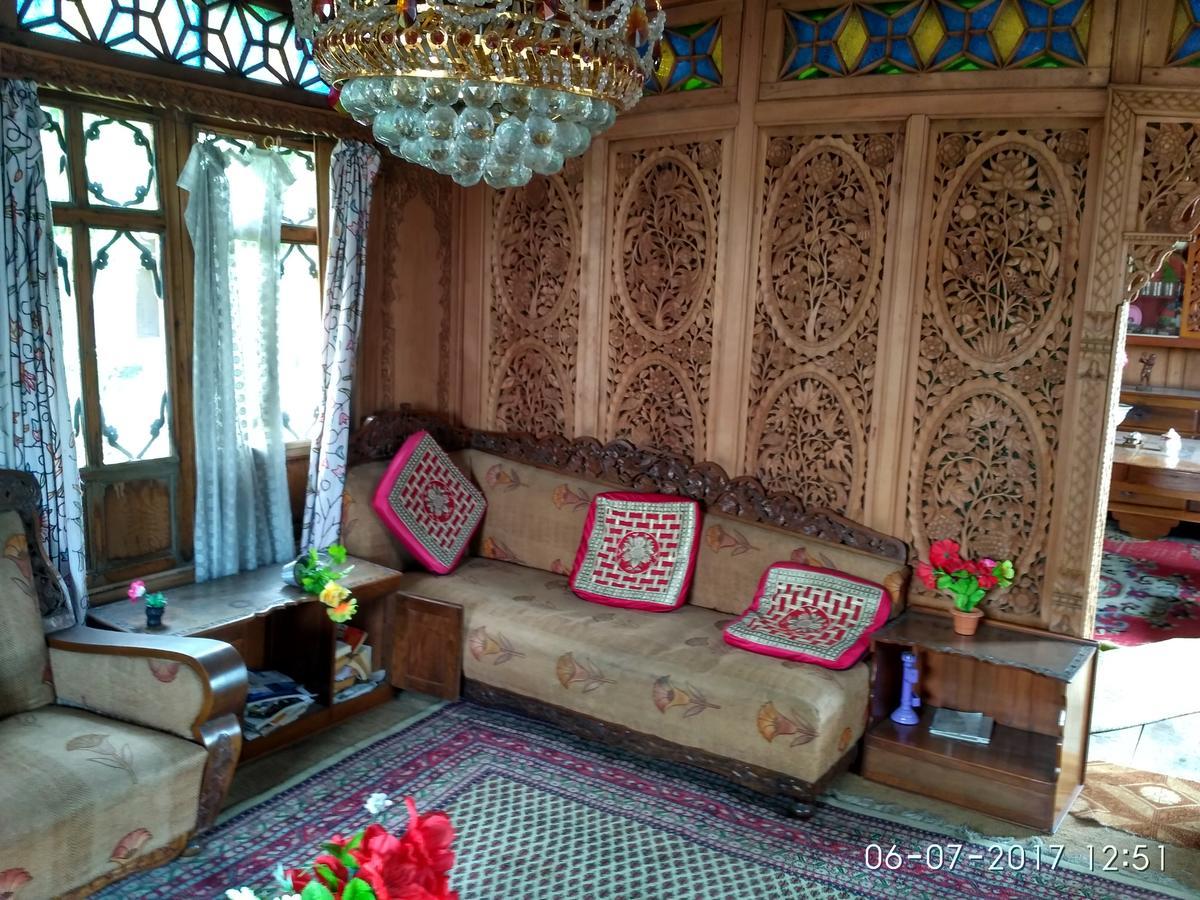 House Boat New Manora Bed & Breakfast Srinagar  Bagian luar foto