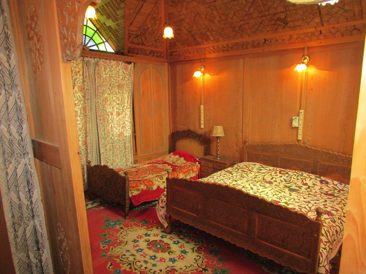 House Boat New Manora Bed & Breakfast Srinagar  Bagian luar foto