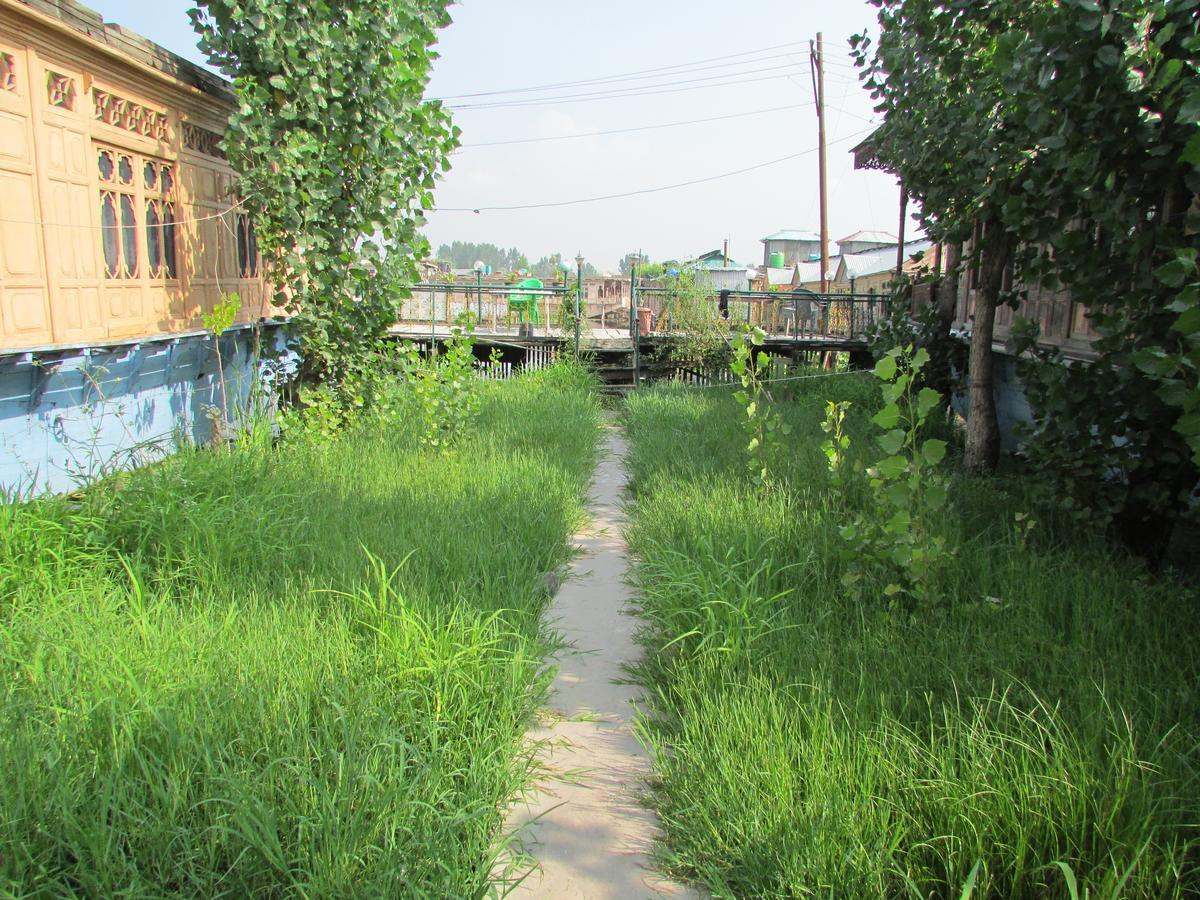 House Boat New Manora Bed & Breakfast Srinagar  Bagian luar foto