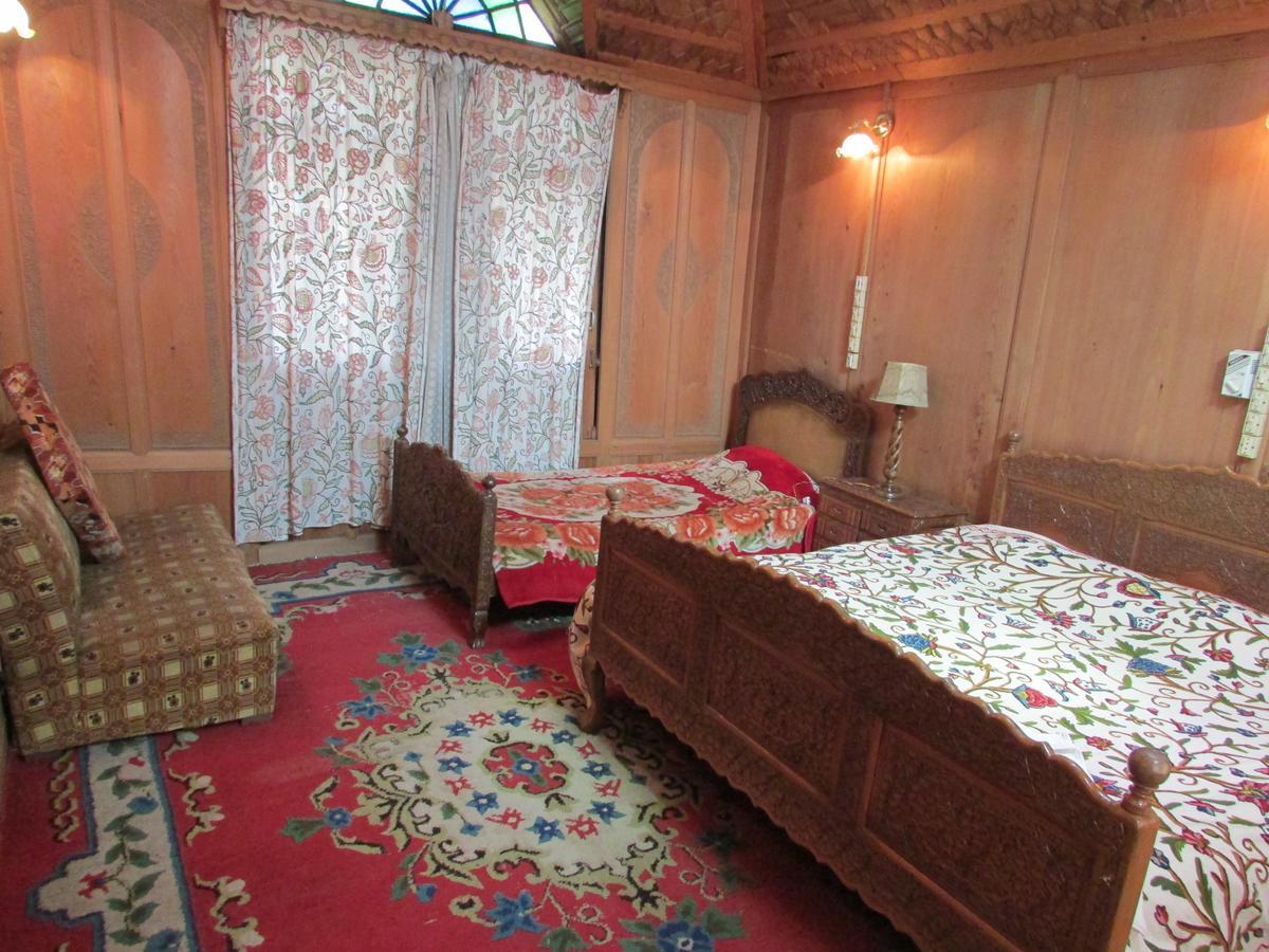 House Boat New Manora Bed & Breakfast Srinagar  Bagian luar foto