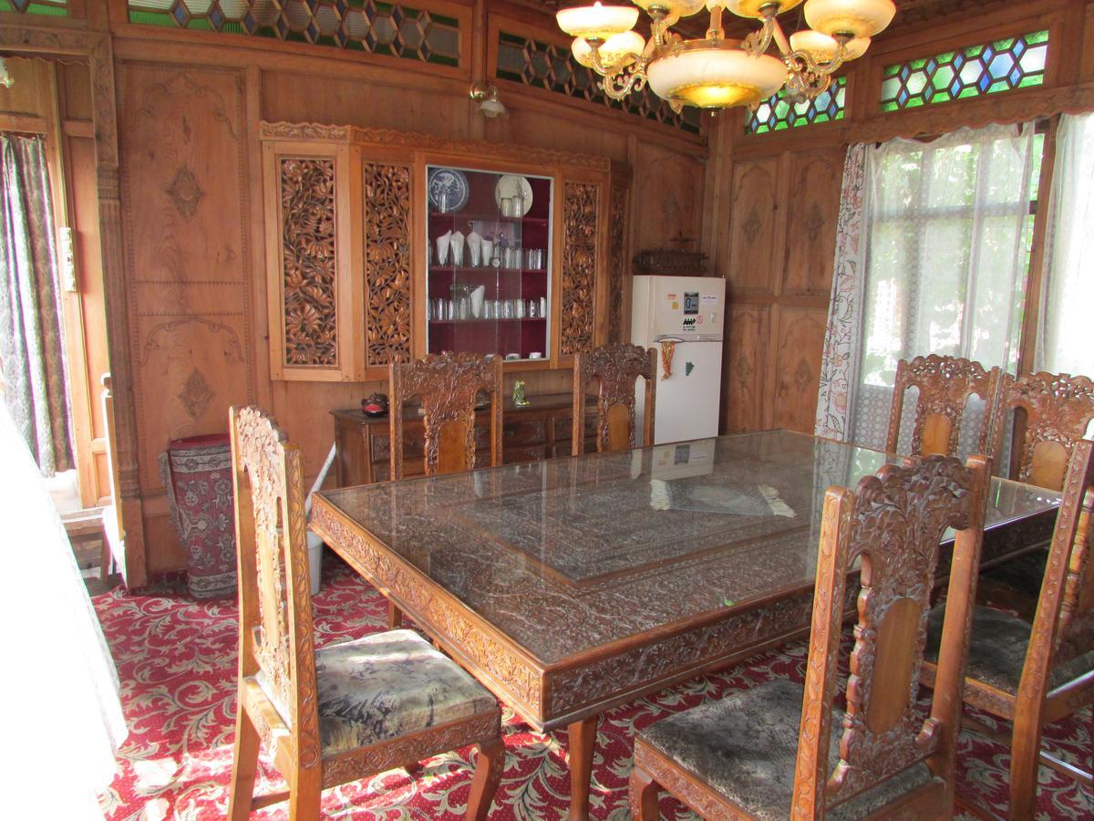 House Boat New Manora Bed & Breakfast Srinagar  Bagian luar foto