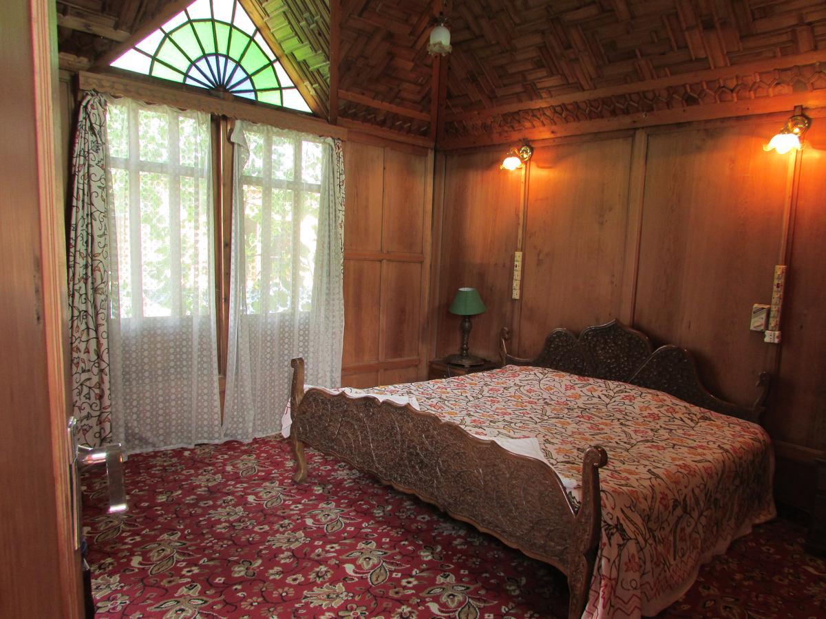 House Boat New Manora Bed & Breakfast Srinagar  Bagian luar foto