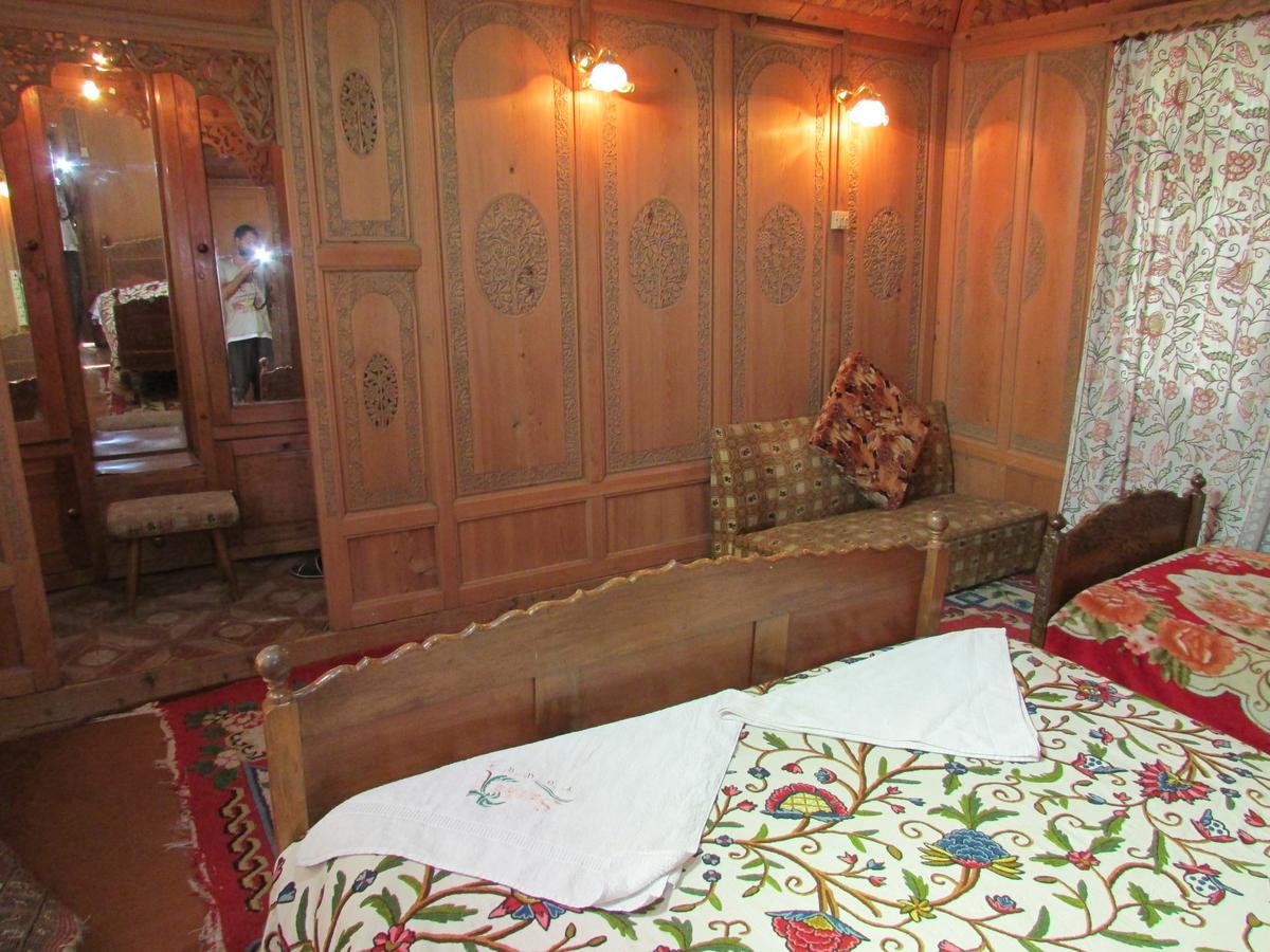 House Boat New Manora Bed & Breakfast Srinagar  Bagian luar foto