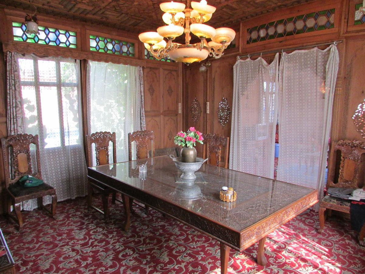 House Boat New Manora Bed & Breakfast Srinagar  Bagian luar foto