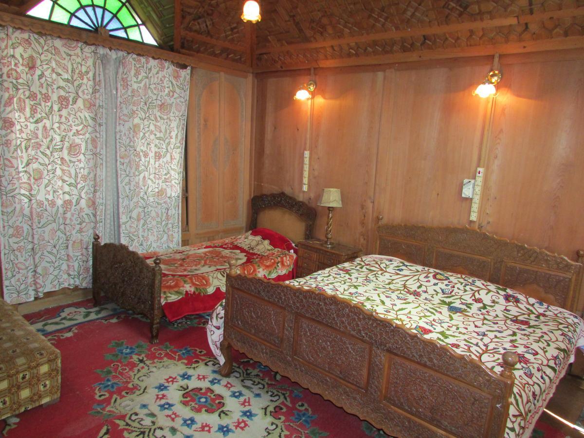 House Boat New Manora Bed & Breakfast Srinagar  Bagian luar foto