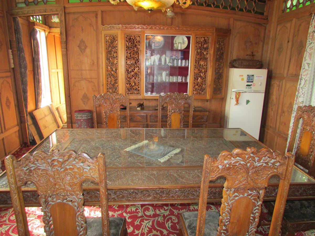House Boat New Manora Bed & Breakfast Srinagar  Bagian luar foto
