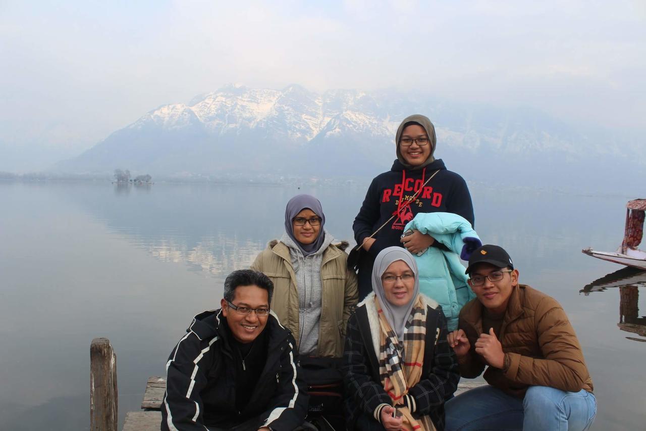 House Boat New Manora Bed & Breakfast Srinagar  Bagian luar foto