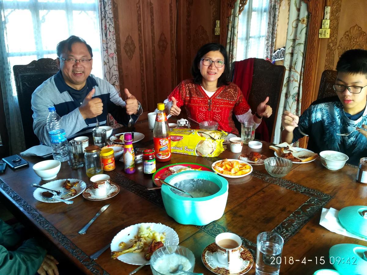 House Boat New Manora Bed & Breakfast Srinagar  Bagian luar foto