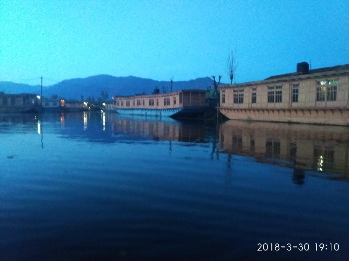 House Boat New Manora Bed & Breakfast Srinagar  Bagian luar foto